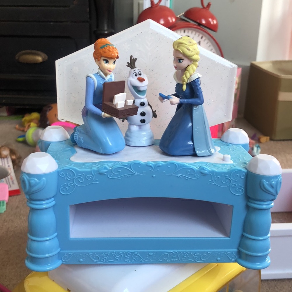 Anna Elsa music box -MISSING tiny drawer ♥️